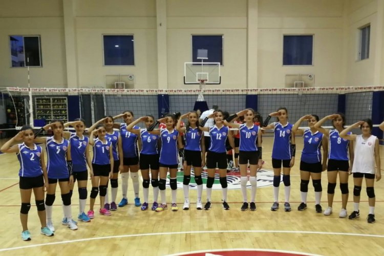 Voleybol kız voleybol takımından Mehmetçiğe selam