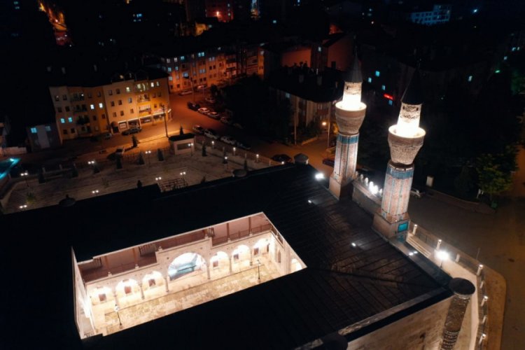 Gök Medrese gece görüntüsüyle hayran bıraktı