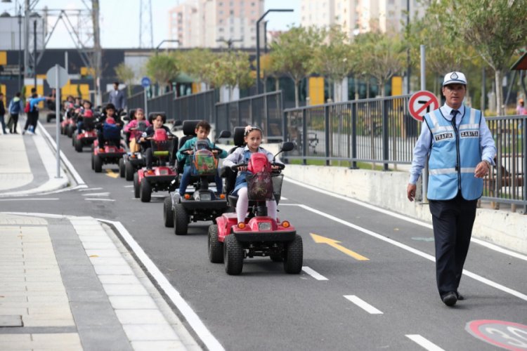 Çocuklar trafik kurallarını eğlenceli ve uygulamalı öğreniyor