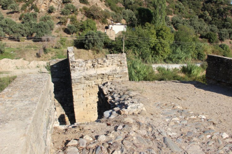 Tarihi köprü ayağa kaldırılacağı günü bekliyor