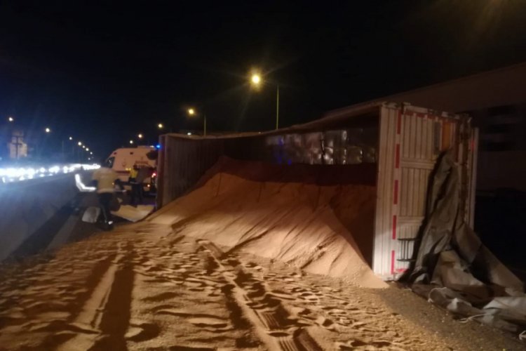 Kum yüklü TIR devrildi, kasında bulunan kumlar yola saçıldı