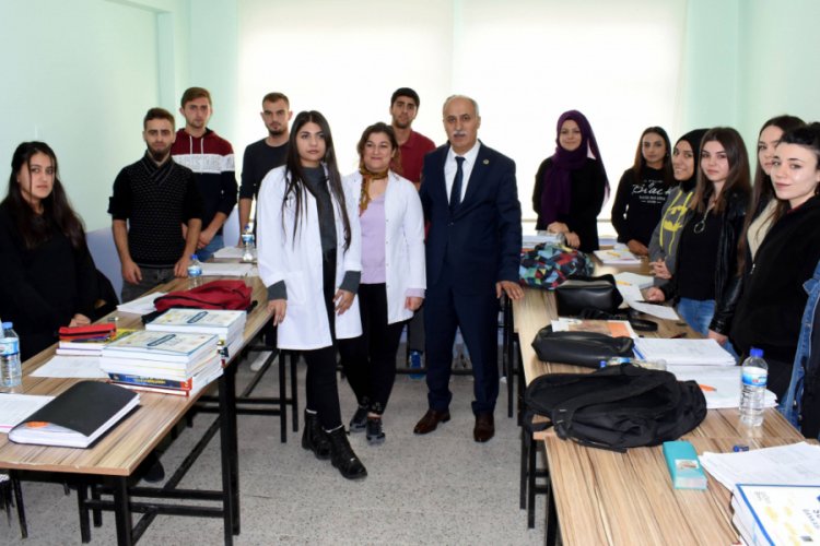 Bursa Yenişehir Belediyesi'nden üniversiteye hazırlanan öğrencilere kitap