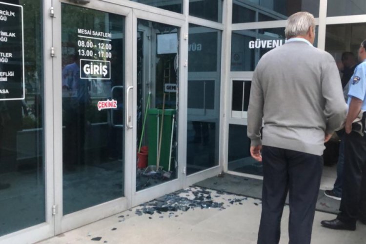 Bursa'da belediyenin camını kırdı, güvenlikçiyi darp edip kaçtı