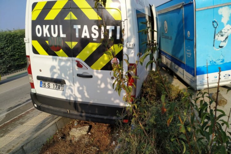 Bursa'da servis minibüsü öğrencilerin arasına daldı