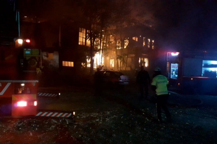 Bursa'da tarihi pazarda yangın: 2 ahşap bina küle döndü