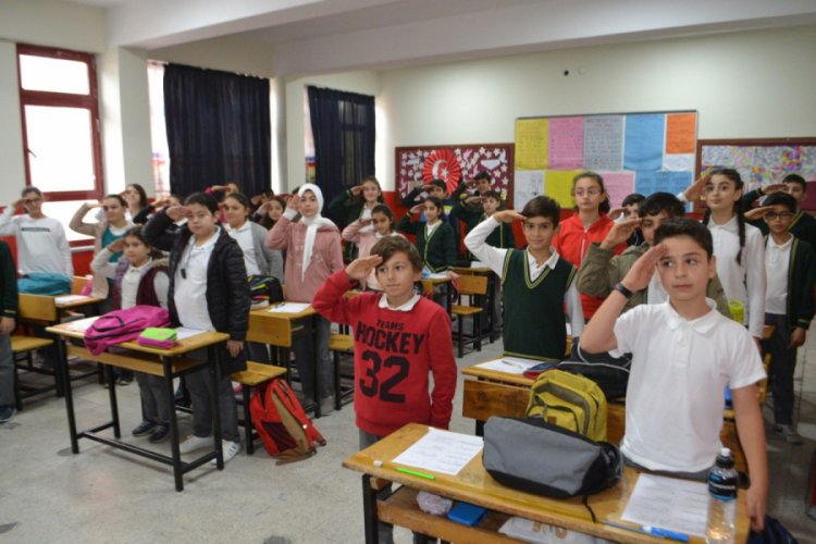 Bursalı öğrenciler mehmetçiklere mektup gönderdiler