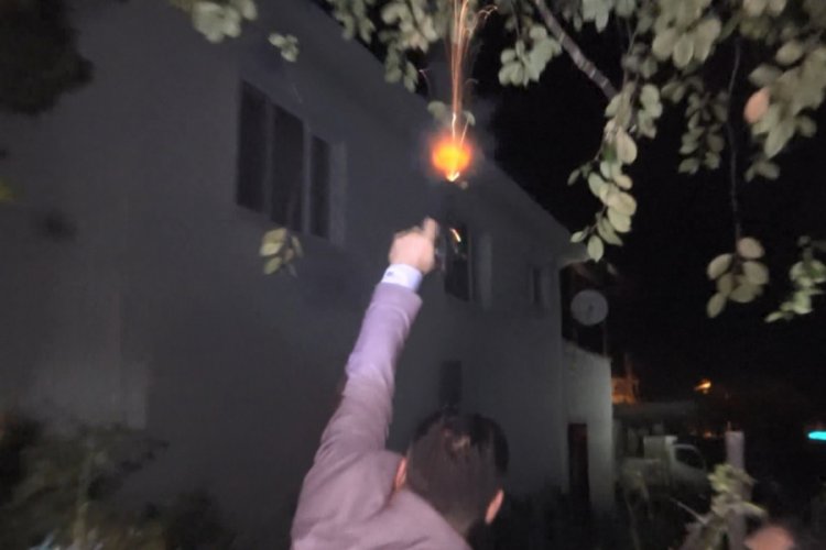 Bursa'da hareketli dakikalar! 'Dur' ihtarına uymayan otomobilin sürücüsü çatıya çıktı, polisle çatıştı