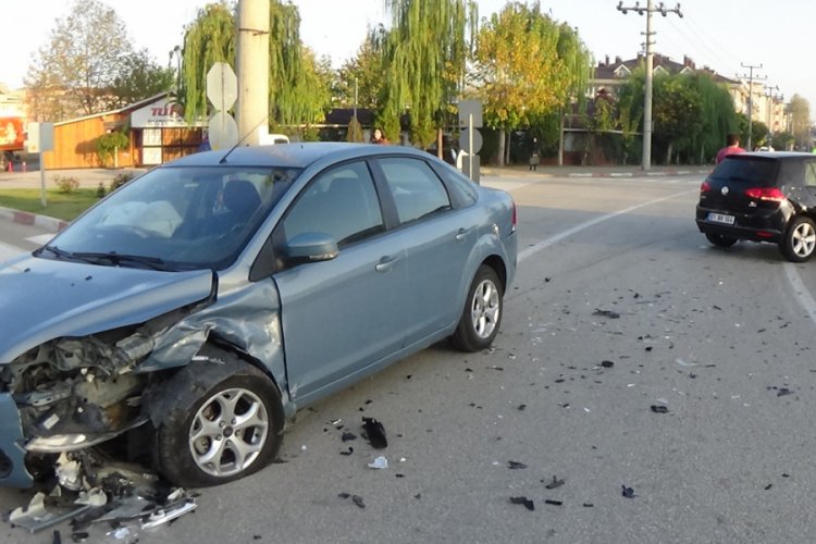 Bursa'da kavşaktaki kaza anı kamerada