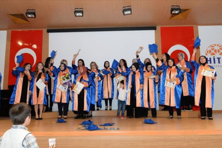 Kadınlar yarım kalan eğitim hayallerini 'Anne Üniversitesi' ile gerçekleştirdi