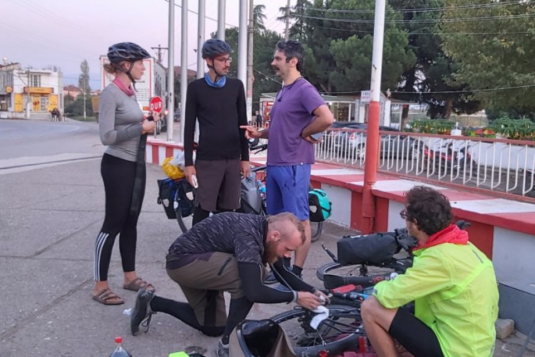 Almanya'dan bisikletle İran turuna çıkan gençler Bursa'ya ulaştı