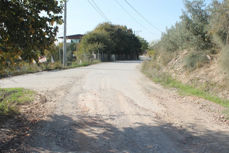 Bursa'da Barakfakih Mahallesi'nde yarım kalan yollar tehlike saçıyor! (ÖZEL HABER)