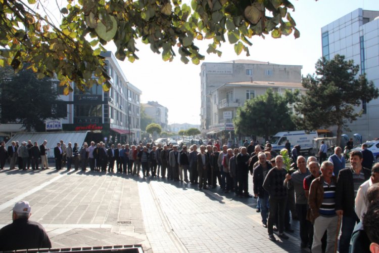 Kızılay etli pilav dağıttı uzun kuyruklar oluştu