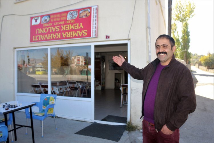 İşleri ters gidince tabelayı da ters çevirdi