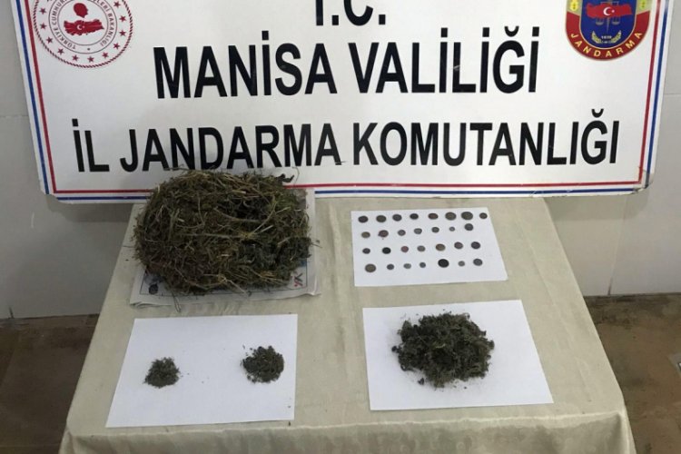 Evinde tarihi sikkeler ve 1 kilo esrarla yakalandı