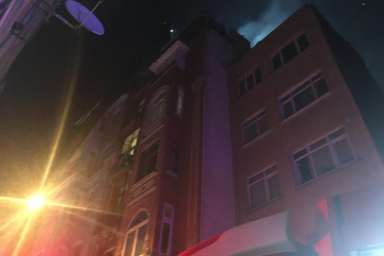 Yaşlı kadın, evin yanışını gözyaşları içinde izledi