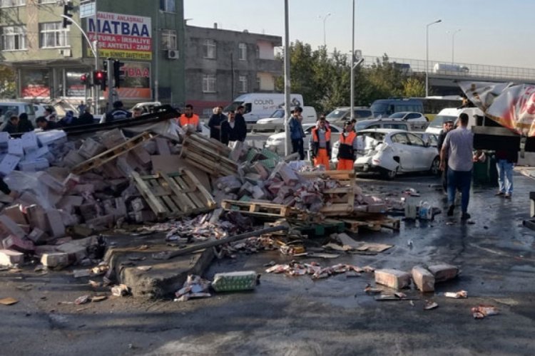 Meyve suyu yüklü kamyonet dehşet saçtı
