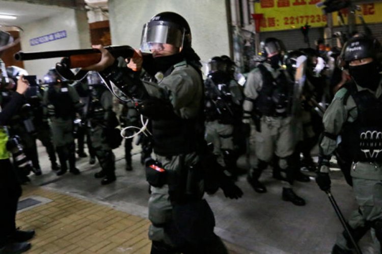 Hong Kong'da milletvekillerine gözaltı