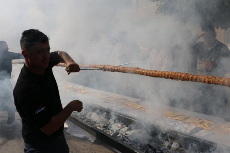 46 metrelik kebap saniyeler içinde tüketildi