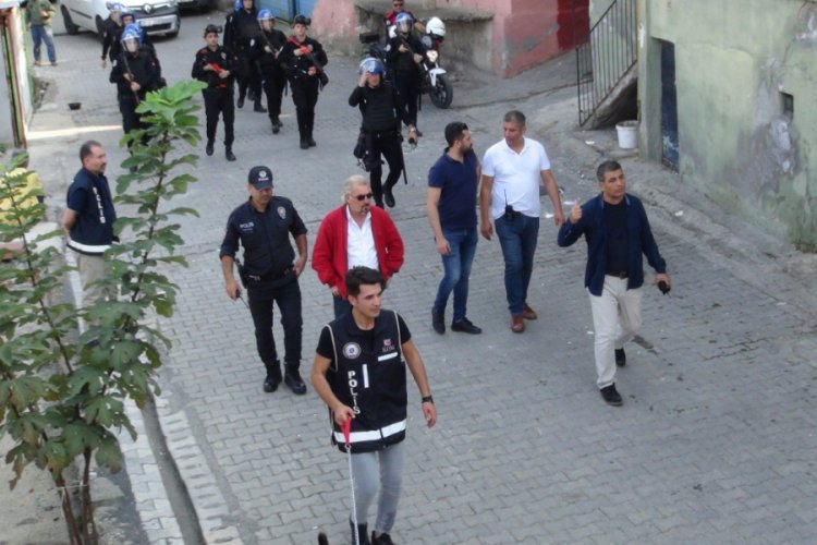 İskenderun polisinden dedektör köpeklerle uyuşturucu baskını