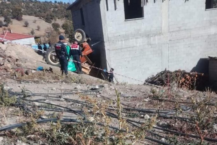 Traktör şarampole devrildi: 1 ölü, 3 yaralı