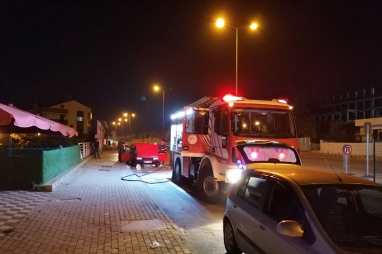 Seyir halindeki otomobilde çıkan yangını itfaiye söndürdü