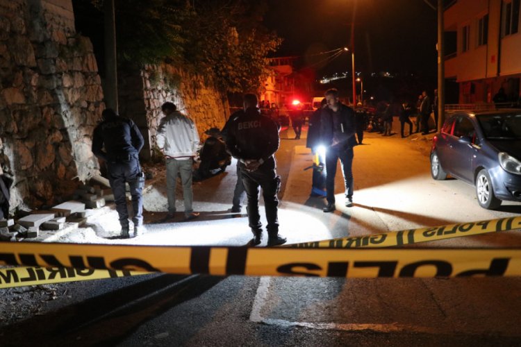 Arkadaşlarına selam vermek için durdu, başından vurularak ağır yaralandı