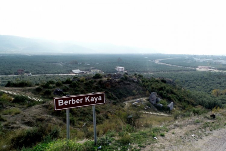 Bursa'da tarihin üstüne sprey boyayla yazılar yazdılar