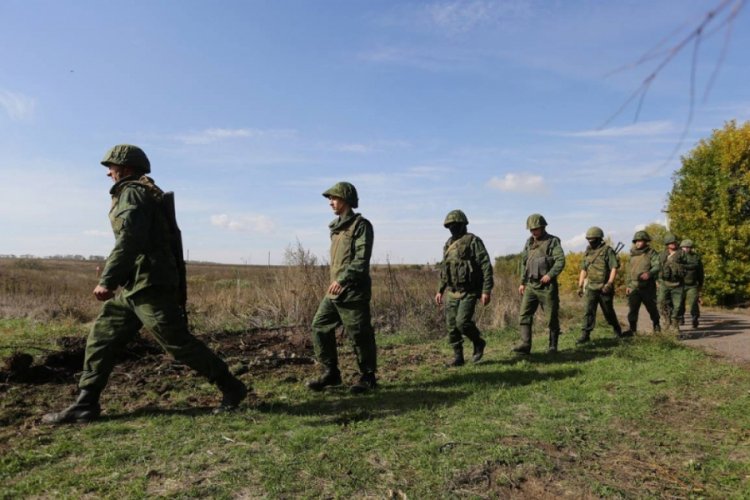 Ukrayna askeri ve Rusya yanlıları bölgeden çekilmeyi sürdürüyor