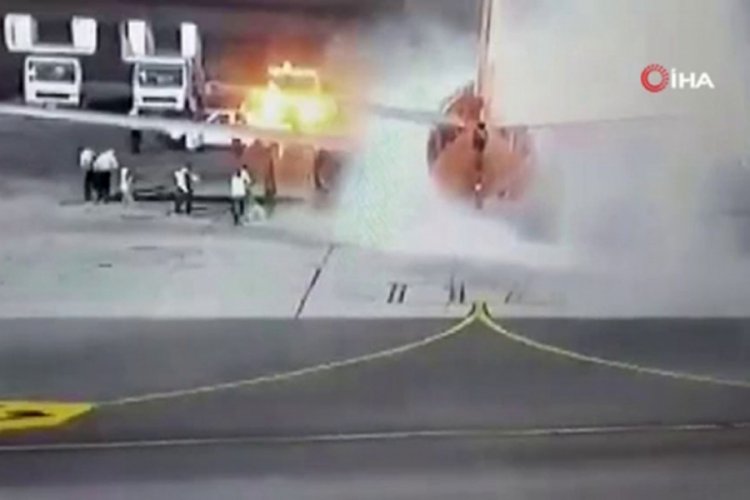 Mısır'da iniş yapan uçak alev aldı