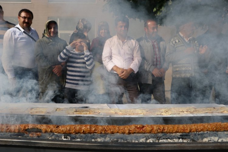 46 metrelik kebap saniyeler içinde tüketildi