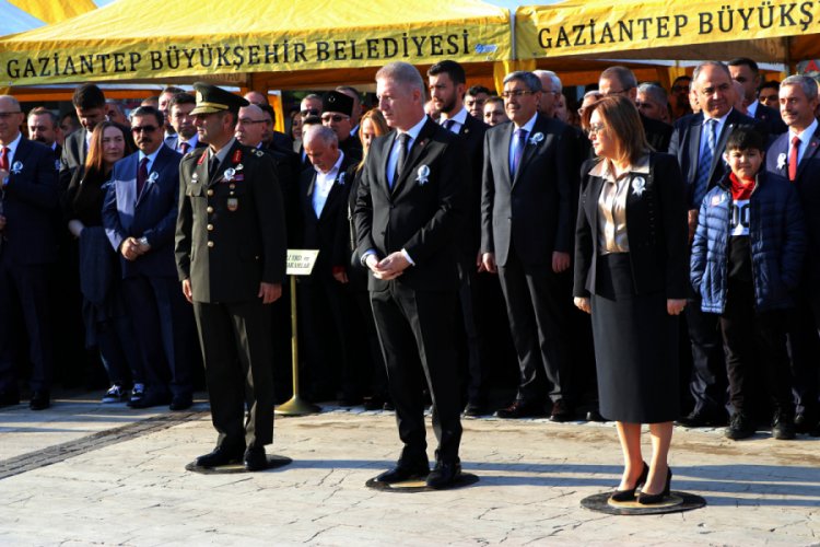 Atatürk'ün doğum tarihi yanlış yazıldı