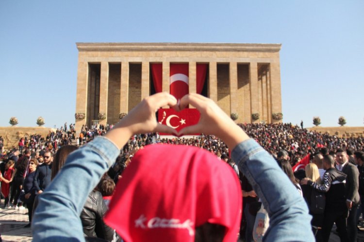 Anıtkabir ziyaretçi akınına uğradı