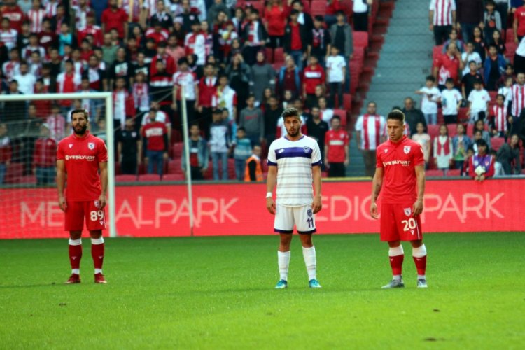 Futbolcular maç oynanırken 1 dakikalık saygı duruşunda bulundu