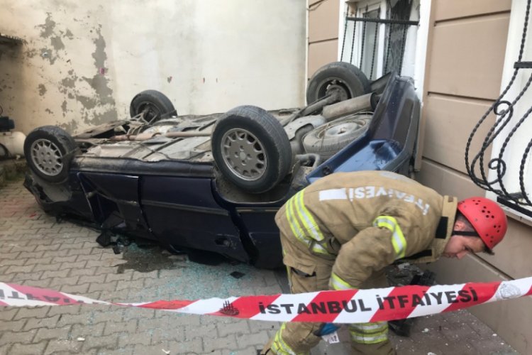 Otomobil 6 metre yükseklikten binanın bahçesine düştü