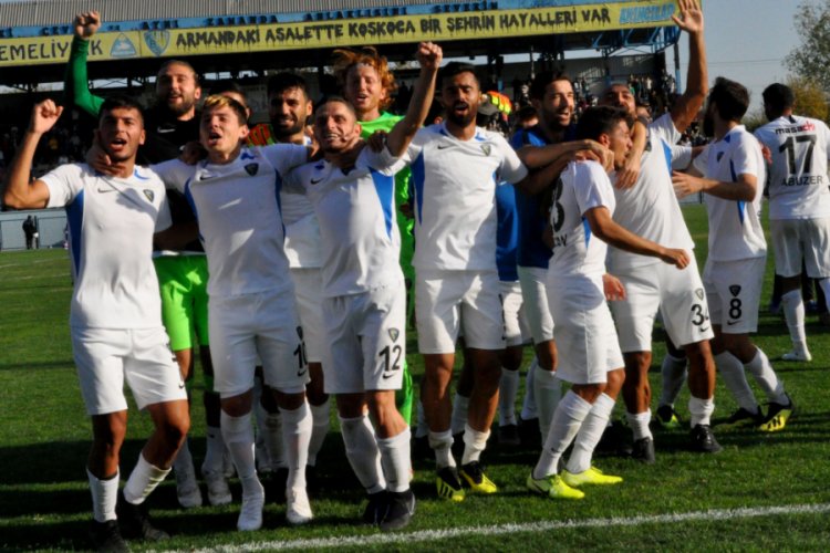 Karacabey Belediyespor liderliğe yükseldi