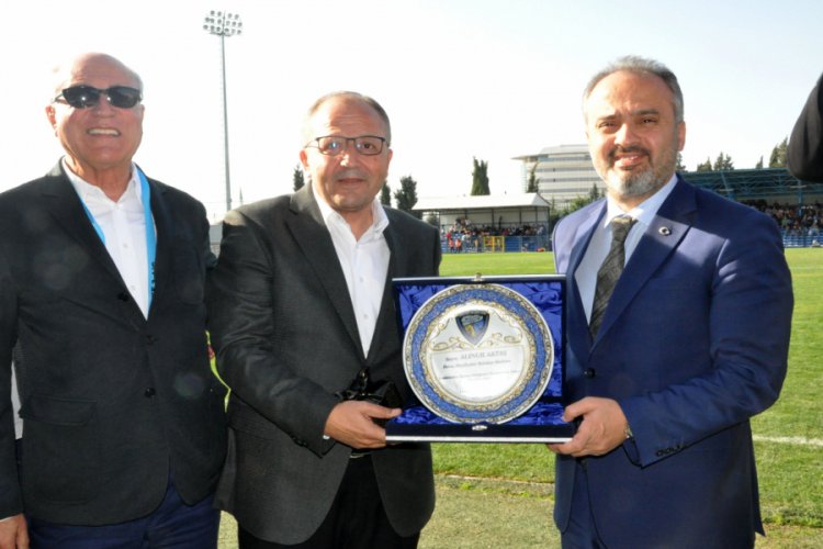 Bursa Karacabey Belediyespor'dan Alinur Aktaş'a plaket