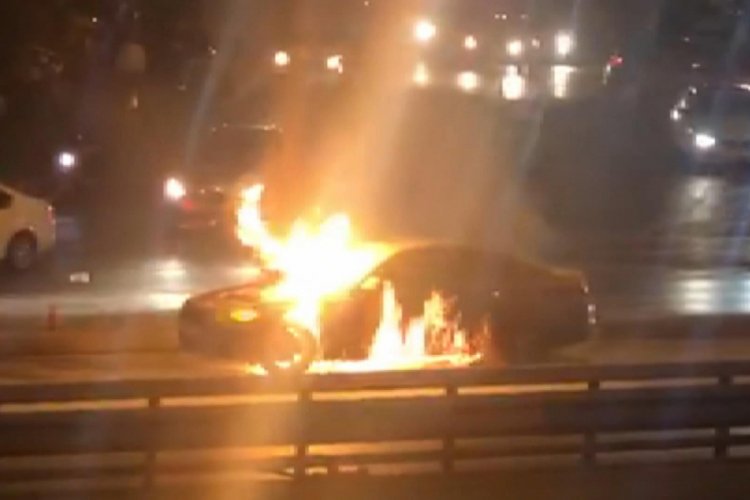 D-100'de otomobil yandı, trafik bir süre durdu