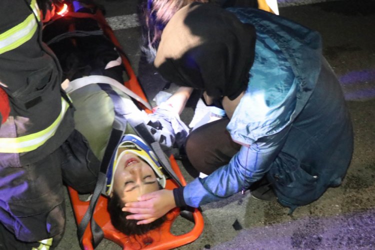 Üşüyen yaralı genç kızın üzerini itfaiye erleri montlarıyla örttü
