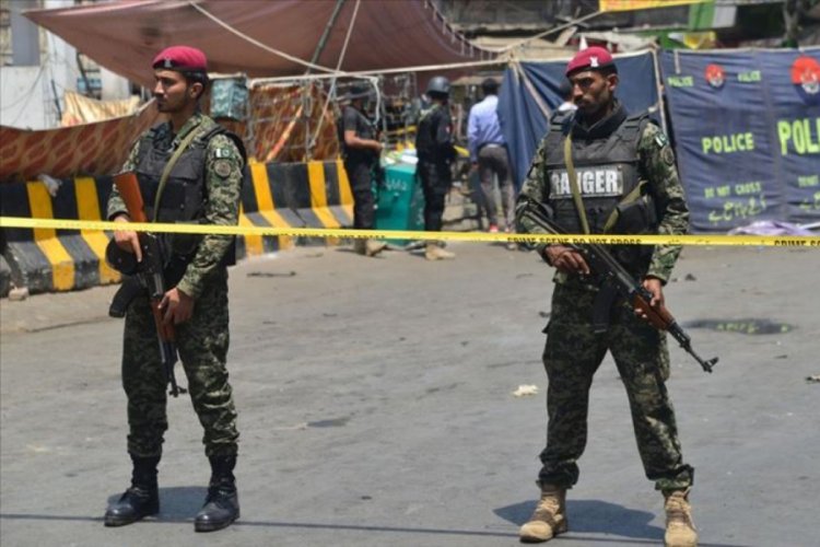 Pakistan'da güvenlik görevlilerinin aracına saldırı: 5 ölü