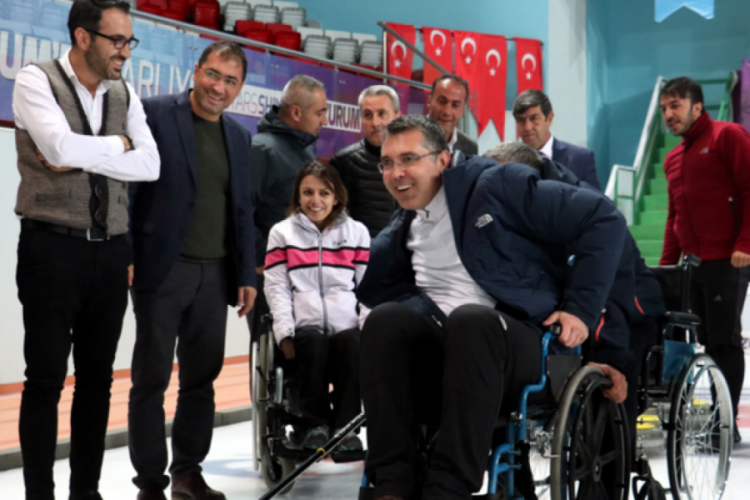 Erzurum Valisi Okay Memiş, tekerlekli sandalyede curling oynadı
