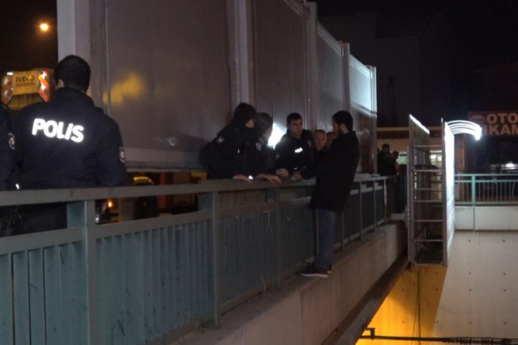Bursa'da sevgilisinden ayrıldığı için intihar etmeye çalışan genci müzakereci polis kurtardı