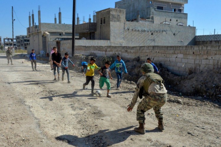 Mehmetçik, Rasulayn'da çocuklarla futbol oynadı