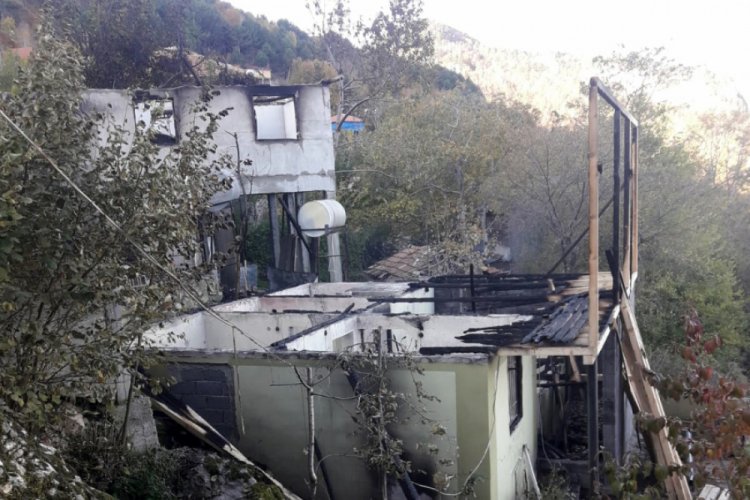 Topaktaş Yaylası'nda 3 ev yandı