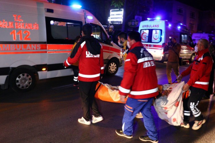 Alevlerin arasında kalan kadın balkondan atladı