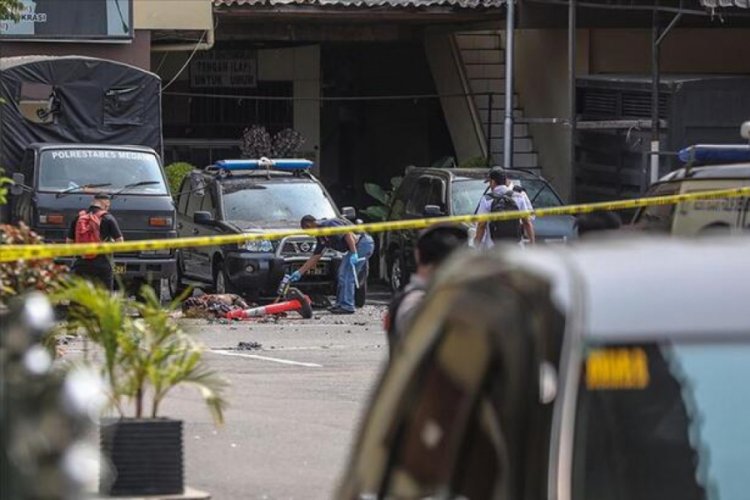 Endonezya'da polis merkezine bombalı intihar saldırısı