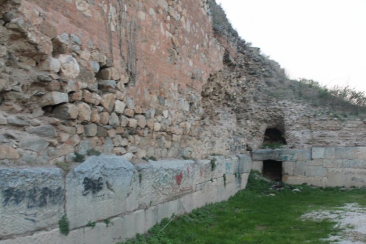 Bursa İznik'te tarihi surlara büyük saygısızlık! (ÖZEL HABER)