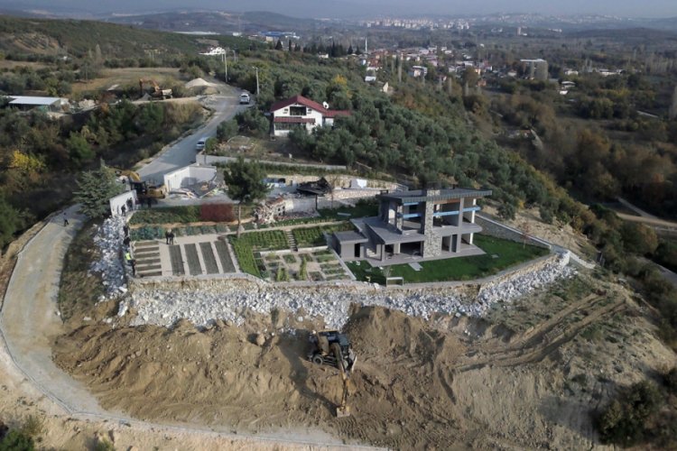 Bursa'daki kaçak villa yıkıldı