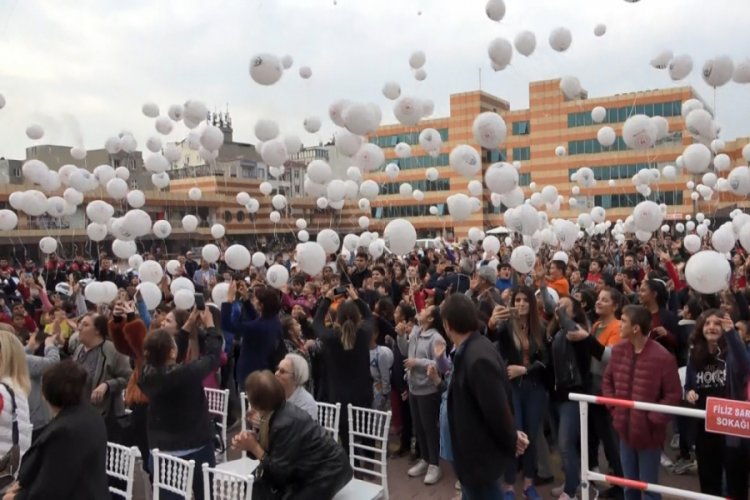 Şiddete karşı yüzlerce balon gökyüzüne bırakıldı