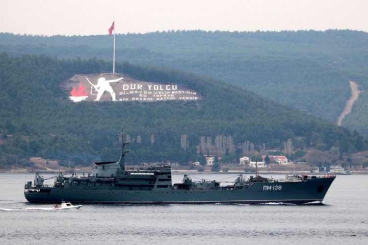 Rus savaş gemileri, peş peşe Çanakkale Boğazı'ndan geçti