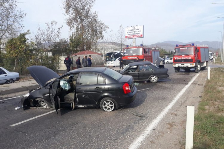 Kavşakta iki otomobil çarpıştı